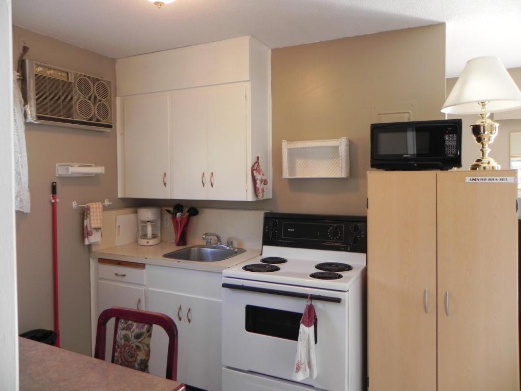 Destiny Beach Resort Osoyoos Room photo