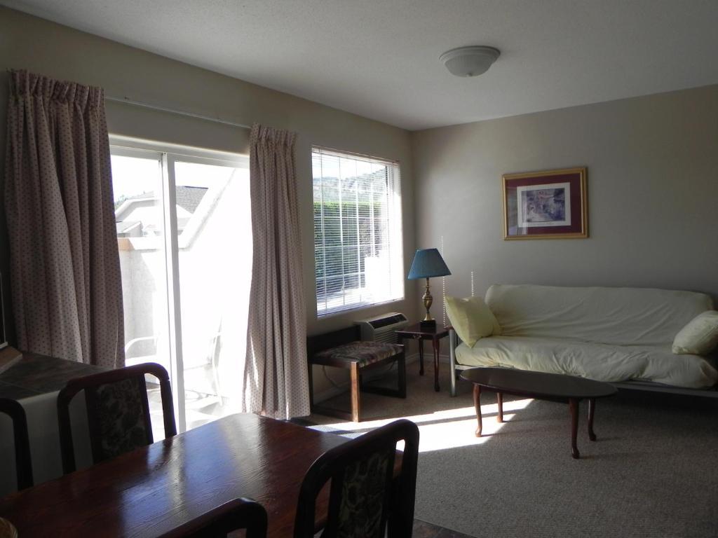 Destiny Beach Resort Osoyoos Room photo