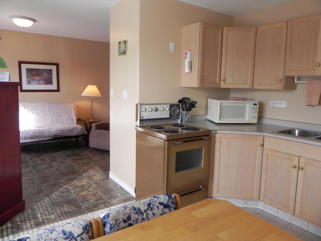 Destiny Beach Resort Osoyoos Room photo